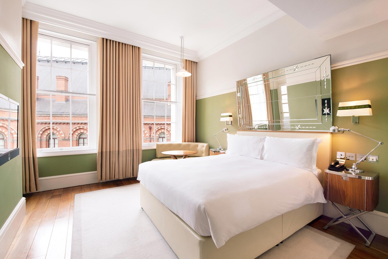 Why Hotels in London Choose Linen Hire Over In-House Laundry